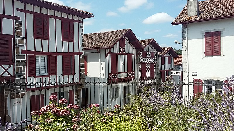 File:Bastide-Clairence Notre Dame desde iglesia.jpg