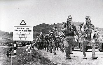 Japanin armeija ylittämässä rajaa manner-Kiinan puolelta vuonna 1941.