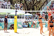 Deutsch: Beachvolleyball bei den Olympischen Jugendspielen 2018; Tag 9, 15. Oktober 2018; Mädchen, Viertelfinale: USA-Spanien 2–1 (21–19/17–21/15–9) English: Beach volleyball at the 2018 Summer Youth Olympics at 15 October 2018 – Girls Quarterfinals: USA-Spain 2–1 (21–19/17–21/15–9)