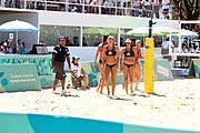 Deutsch: Beachvolleyball bei den Olympischen Jugendspielen 2018; Tag 9, 15. Oktober 2018; Mädchen, Viertelfinale: USA-Spanien 2–1 (21–19/17–21/15–9) English: Beach volleyball at the 2018 Summer Youth Olympics at 15 October 2018 – Girls Quarterfinals: USA-Spain 2–1 (21–19/17–21/15–9)