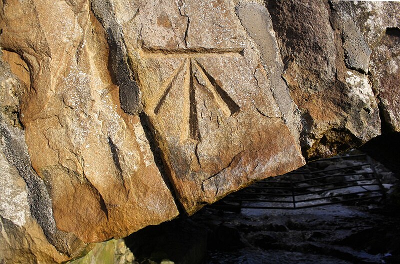 File:Benchmark on stone in arch of Long Gill Bridge - geograph.org.uk - 5707891.jpg