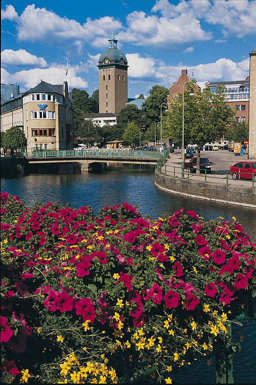 A view from Krokshall square onto Caroli church with Viskan in front.