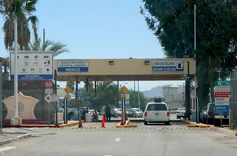 File:Border at Sonoyta, SON.jpg