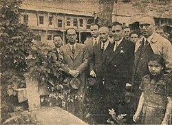 Йордан Бадев, министърът на просвещението Борис Йоцов и други на гроба на Кирил Пейчинович, 1942 г.