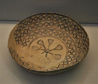 Bol à décor peint, Halaf récent (v. 5600 - 5200 av. J.-C.), Tell Arpachiyah. British Museum.