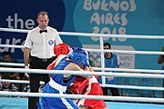 Deutsch: Boxen bei den Olympischen Jugendspielen 2018 Tag 12, 18. Oktober 2018 - Finale Leichtgewicht Mädchen – Oriana Saputo (Argentinien, blau) schlägt Emma Lawson (Australien, rot) 5-0; Ringrichter ist José Romero (Spanien). English: Boxing at the 2018 Summer Youth Olympics on 18 October 2018 – Girls' lightweight Bronze Medal Bout – Oriana Saputo (Argentina, blue) wins over Emma Lawson (Australie, red) 5-0; Referee is José Romero (Spain). Español: Boxeo en los Juegos Olímpicos Juveniles de Verano de 2018 en 18 de octubre de 2018 - Combate de medalla de bronce de las niñas: Oriana Saputo (Argentina, azul) gana a Emma Lawson (Australie, roja) 5-0; Árbitro es José Romero (España).