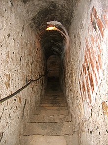 File:Bran_castel_secret_passage.jpg