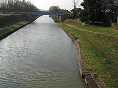 Briare. Le canal de Briare, vu vers le sud-ouest depuis le pont sur la D47.