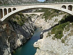 Ponte e acquedotto sul fiume Hérault vicino a Saint-Guilhem-le-Désert, visto dal Pont du Diable, Hérault, Francia - 20050308.jpg