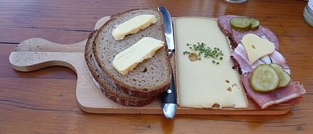 A serving of Alpkäse and ham