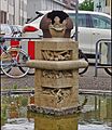 Der Brunnen vor dem Landratsamt Das Thema des Brunnens von Helmut Lutz einem Breisacher Bildhauer ist Aus drei Quellen schöpfen diese schützen und sich daraus entfalten Diese 3 Quellen sind *Natur *Geschichte *Lebensqualität Aus diesem Grund sind sie von geöffneten Eisenkugeln umheben und geschützt. Das Wasser wird in Schöpfgefäßen aufgefangen und weitergegeben. Die Schmetterlingsflügel aus Eisen sind beweglich und stehen für Entfaltung Der den Brunnen umgebende Graben führt als Bächlelauf an seinem Ende zu einem Poller