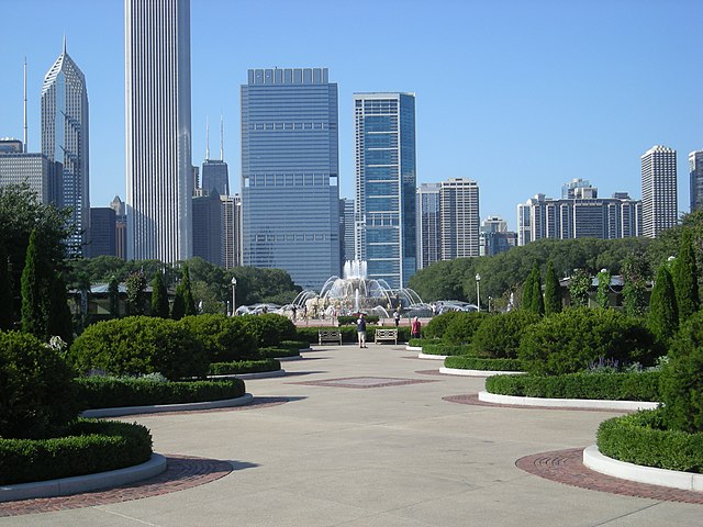 Buckingham Fountain is located in the center of Grant Park