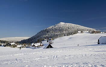 Hora Bukovec (1005 m) nad osadou Jizerka v Jizerských horách