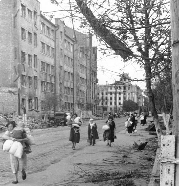 File:Bundesarchiv Bild 101I-080-3175-36, Russland, Zivilbevölkerung in Stadt.jpg