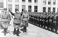 Erich von dem Bach-Zelewski při přehlídce pořádkové policie na Leninově náměstí doprovázen SS-Gruppenführerem von Gottbergem, Minsk, okupovaná část SSSR (zhruba rok 1943).