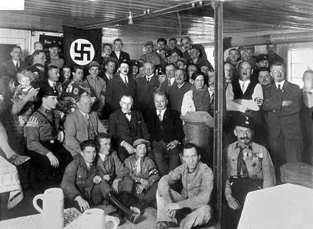 Hitler com membros do Partido Nazista em 1930