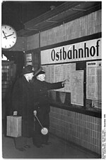 Thumbnail for File:Bundesarchiv Bild 183-08791-0001, Berlin, Ostbahnhof, neue Namensschilder.jpg