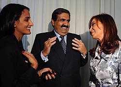 Al-Mayassa bint Hamad al-Thani (vasemmalla) isänsä ja Argentiinan presidentti Cristina Fernández de Kirchnerin seurassa vuonna 2010.