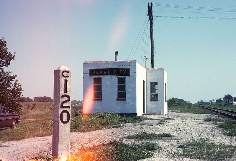 File:CGW station at Pearl City, IL August 1965 (22452711571).jpg