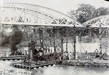 Pembangunan jembatan kereta api di lintas Madiun–Slahung.