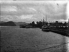 Onrust Dock of 3,000 tons in use in Sabang in 1904 COLLECTIE TROPENMUSEUM Droogdok en torpedoboten in de baai van Sabang gefotografeerd vanaf het S.S. Oranje TMnr 60013645.jpg