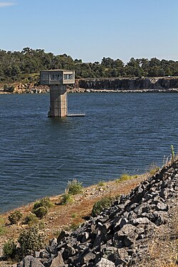 Cardinia Reservoir Control Tower, Melbourne, jjron, 7.01.2011.jpg