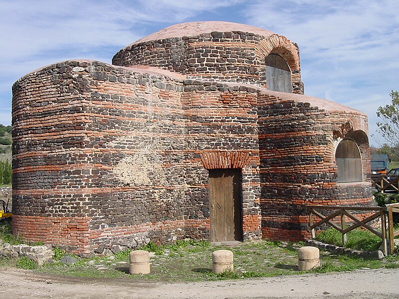 800px-Chiesa_bizantina_di_Mesumundu%2C_Siligo._Ingresso