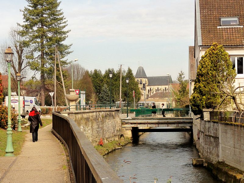 File:Cires-lès-Mello (60), le Petit Thérain, vue vers l'église.jpg