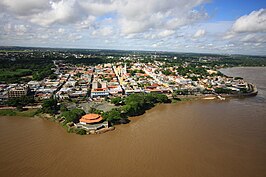 Ciudad Bolívar en de rivier de Orinoco van boven gezien