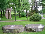 Dogon (röd granit, i bakgrunden) och Upside Down (vit granit, i förgrunden), Stadsparken i Borås