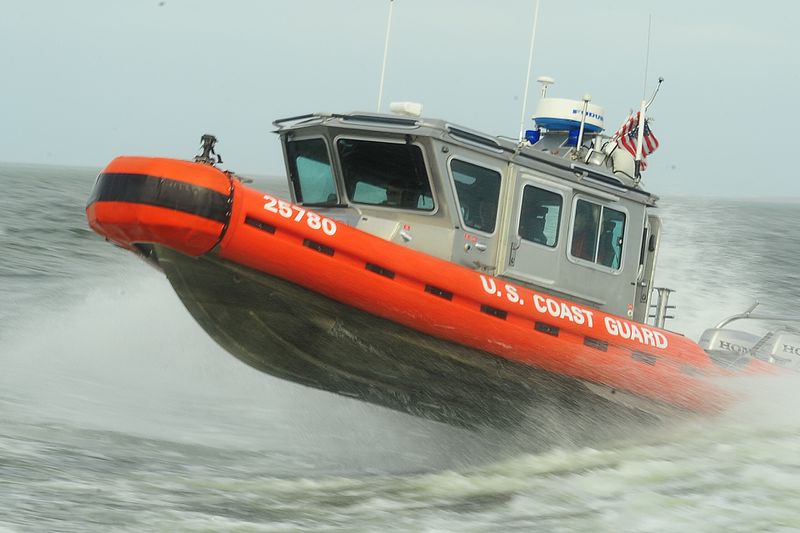 File:Coast Guard units train on Lake Pontchartrain (6726121185).jpg