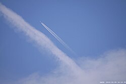 Vergleich zwischen klassischem Kondensstreifen (oben) und sogenanntem Chemtrail