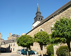 L'arrière de église Saint-Pierre de Corseul vu de la rue de Lessard.