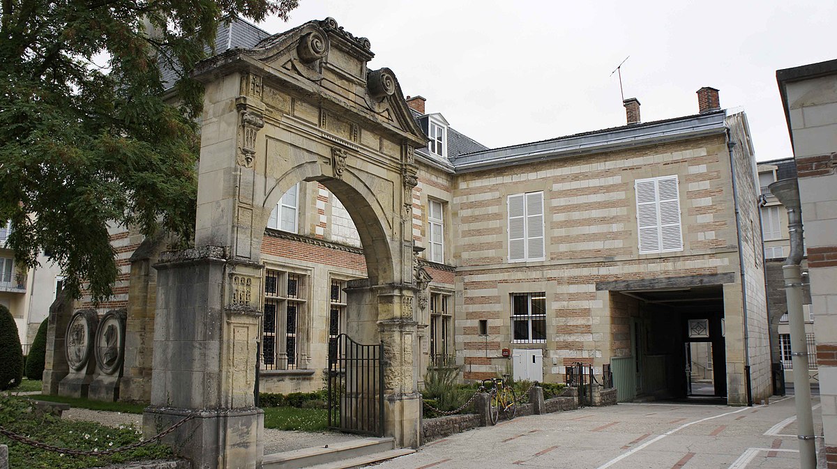 ESTATUA DE JULES GARINET CHÂLONS-EN-CHAMPAGNE FRANCIA