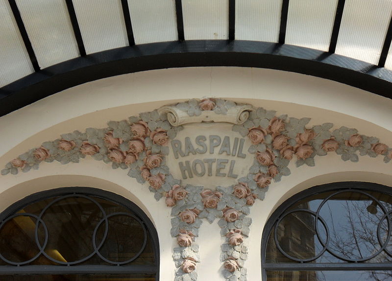 File:Détail de la porte d'entrée de l'hôtel Raspail à Paris.JPG