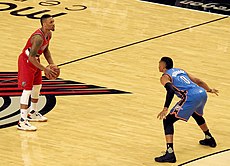 Westbrook (droite) défend sur Damian Lillard en janvier 2016.