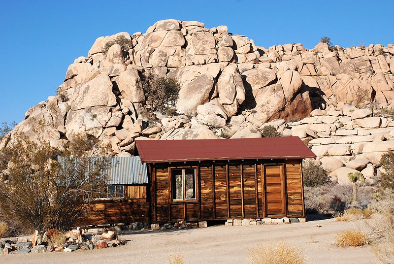 File:Desert Queen Ranch - school house 2.jpg