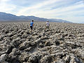 Отложения галита на дне пересохшего озера в Долине Смерти (Калифорния)