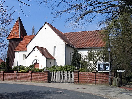 Die Gertrudenkirche in Altencelle, frontal gesehen im Frühling von der Straßenbiegung An der Gertrudenkirche vor dem Pfarrbüro