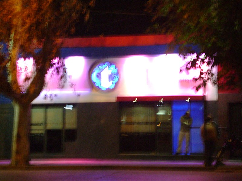 File:Discoteca Tangopolis, noche en pañales - panoramio.jpg