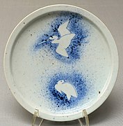 Plat aux hérons. Années 1600s. Décor en bleu et bleu pulvérisé sous couverte. Musée national de Tokyo
