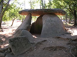 Anta (dolmen) v mestu Axeitos, Ribeira. V Galiciji je še vedno ohranjenih na stotine megalitov.