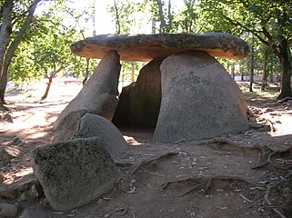Dolmen de Axeitos, coñecido como Pedra do mouro. Na parroquia de Oleiros