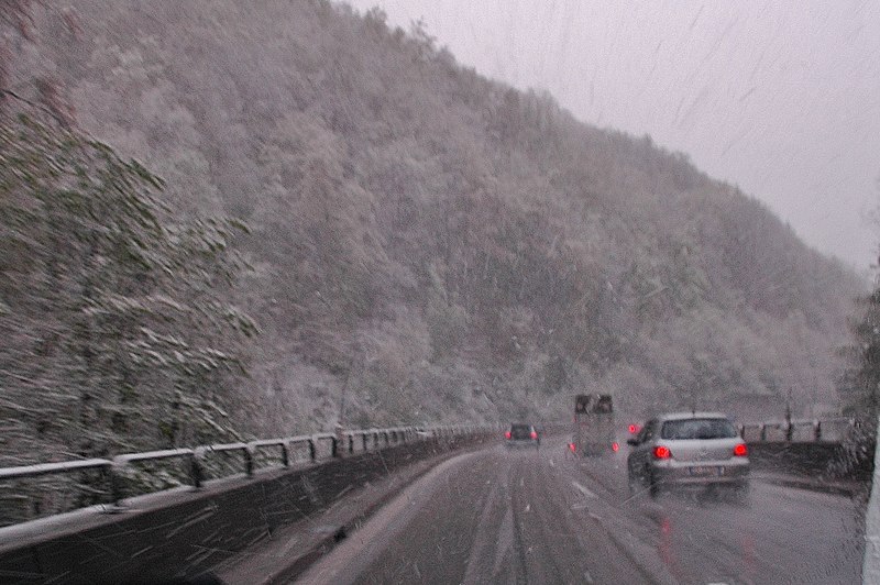 File:Drackensteiner Hang der BAB A8 in Richtung Stuttgart bei nicht ganz gutem Wetter -) - panoramio.jpg