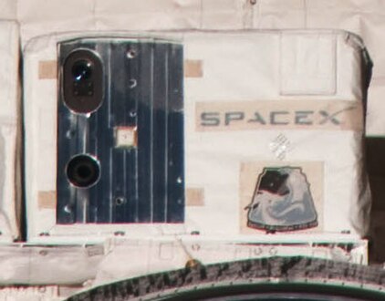 Équipement DragonEye constitué d'un lidar et d'une caméra infrarouge. Il est utilisé par le système de navigation du vaisseau à proximité de la station spatiale pour déterminer la distance et la vitesse relative de celle-ci.