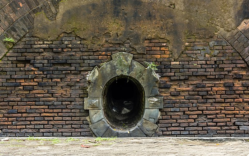 File:Drainage tunnel, Benteng Pendem, Cilacap 2015-03-21.jpg