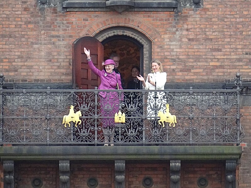 File:Dronning Margrethe og Sophie Hæstorp Andersen på Københavns Rådhus 03.jpg