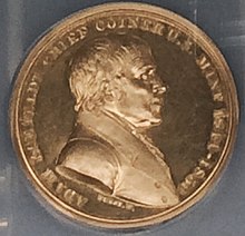 Medalie reprezentând bustul unui bărbat, întoarsă spre dreapta.
