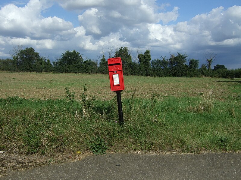 File:Elizabeth II postbox, Windmill Hill - geograph.org.uk - 5526159.jpg