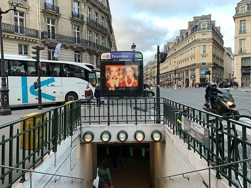 File:Entrée Station Métro Pyramides Paris 4.jpg